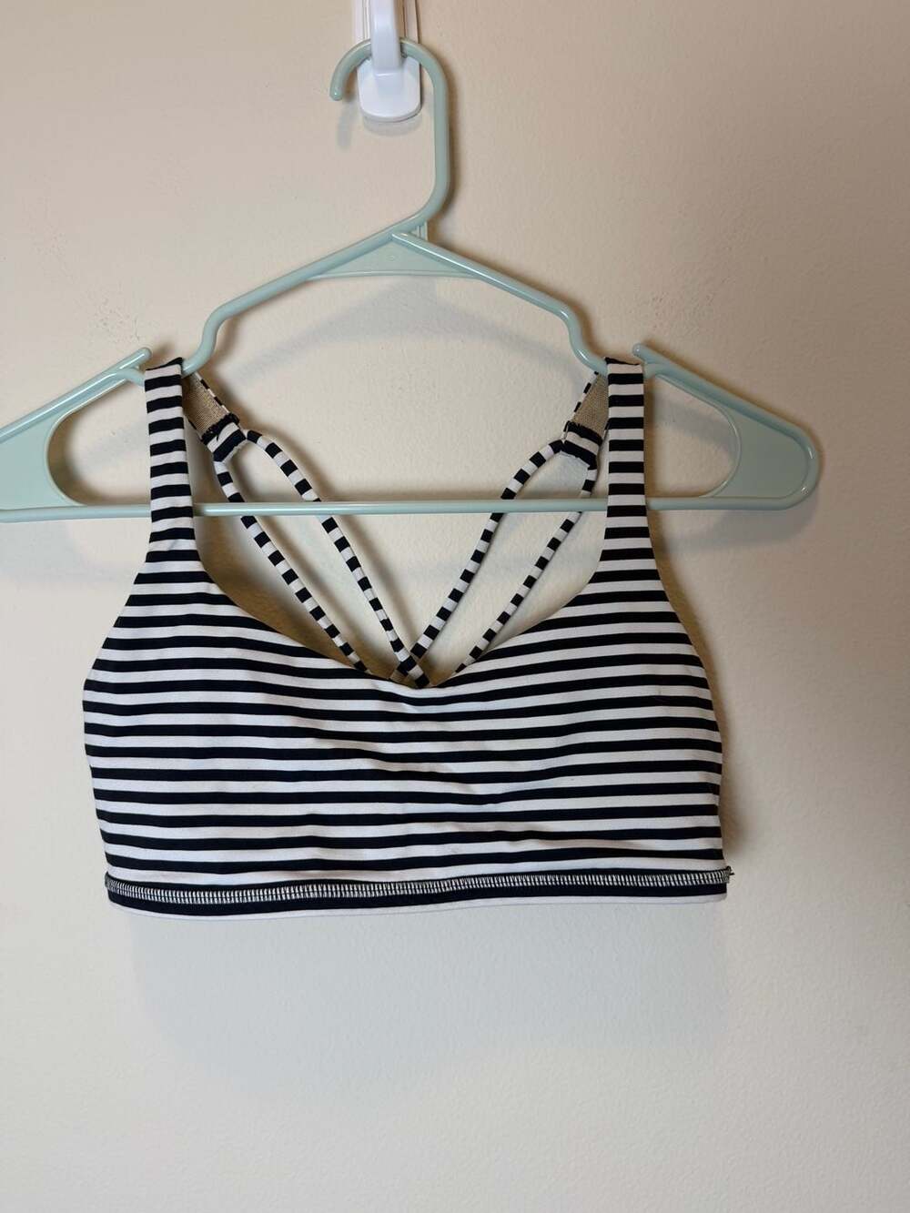Lululemon Energy Bra Size 6 Black White Stripe Athletic Sports Bra